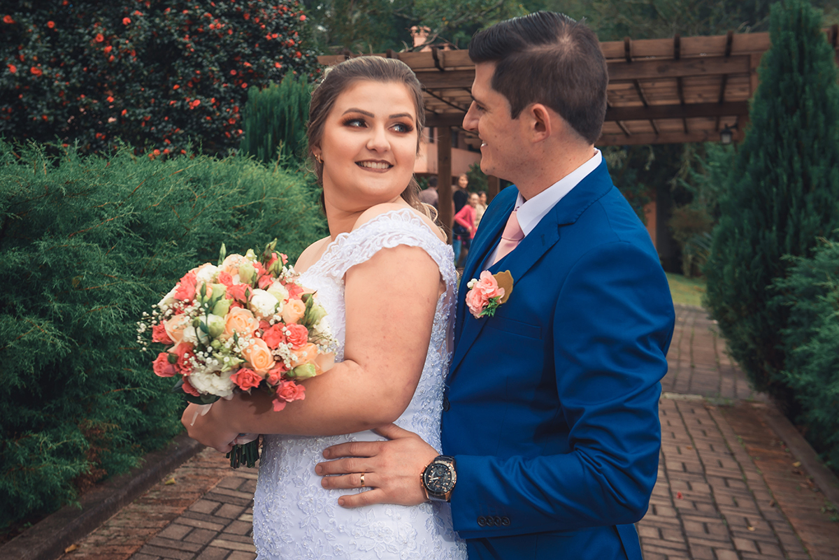 Ensaio dos noivos após a cerimônia de casamento. Noivos trocando um belo olhar. Foto por Marco Moscarelli Fotógrafo Pelotas.