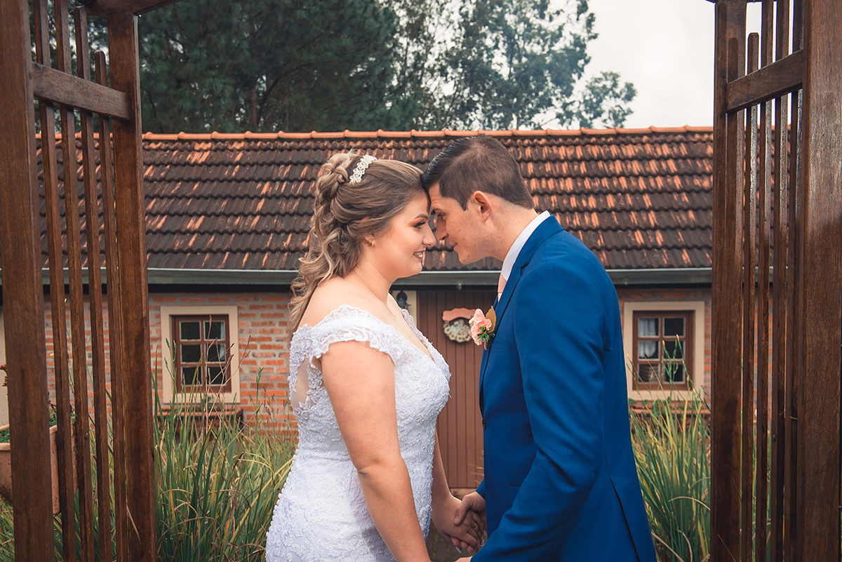 Ensaio dos noivos após a cerimônia de casamento. Noivos trocando um belo olhar. Foto por Marco Moscarelli Fotógrafo Pelotas.