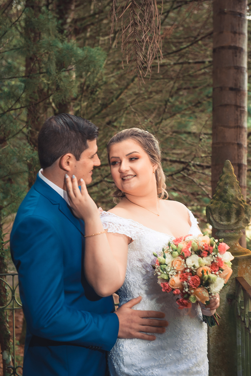 Ensaio dos noivos após a cerimônia de casamento. Noivos trocando um belo olhar. Foto por Marco Moscarelli Fotógrafo Pelotas.