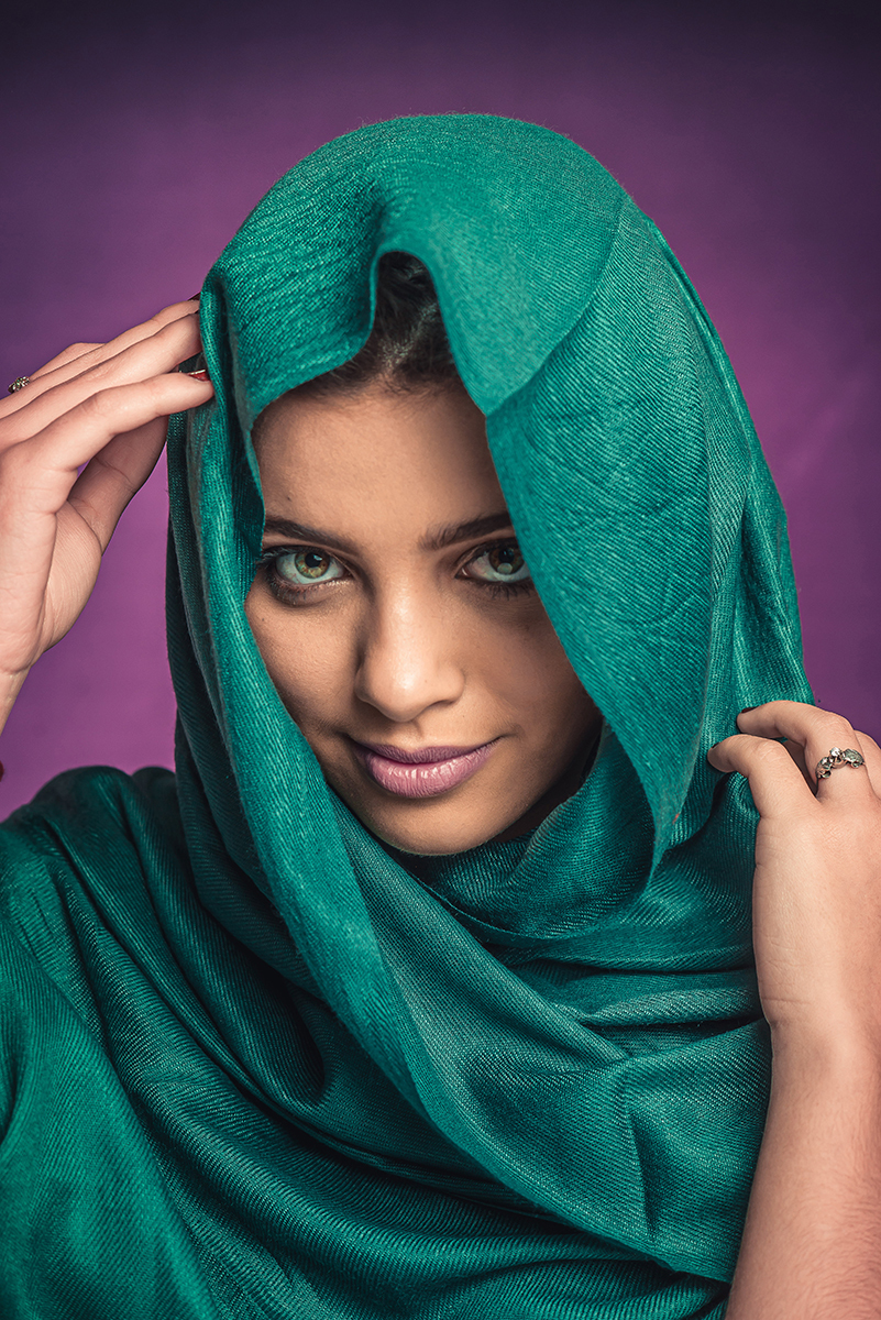 Linda fotografia inspirada em  fotografia de Steve McCurry. Modelo usando lenço verde no rosto com fundo verde. Foto por Marco Moscarelli Fotógrafo Pelotas.