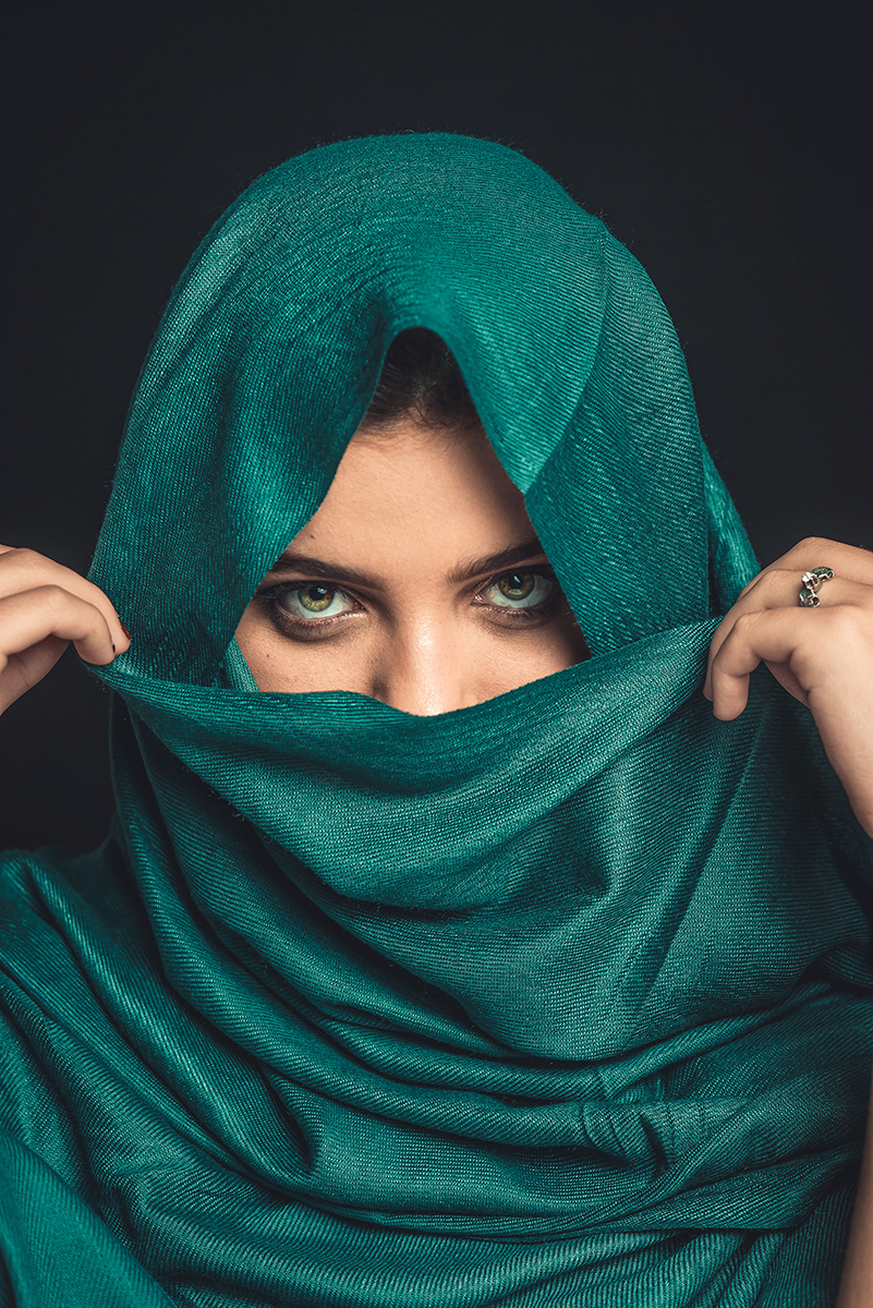 Linda fotografia inspirada em  fotografia de Steve McCurry. Modelo usando lenço verde no rosto com fundo verde. Foto por Marco Moscarelli Fotógrafo Pelotas.