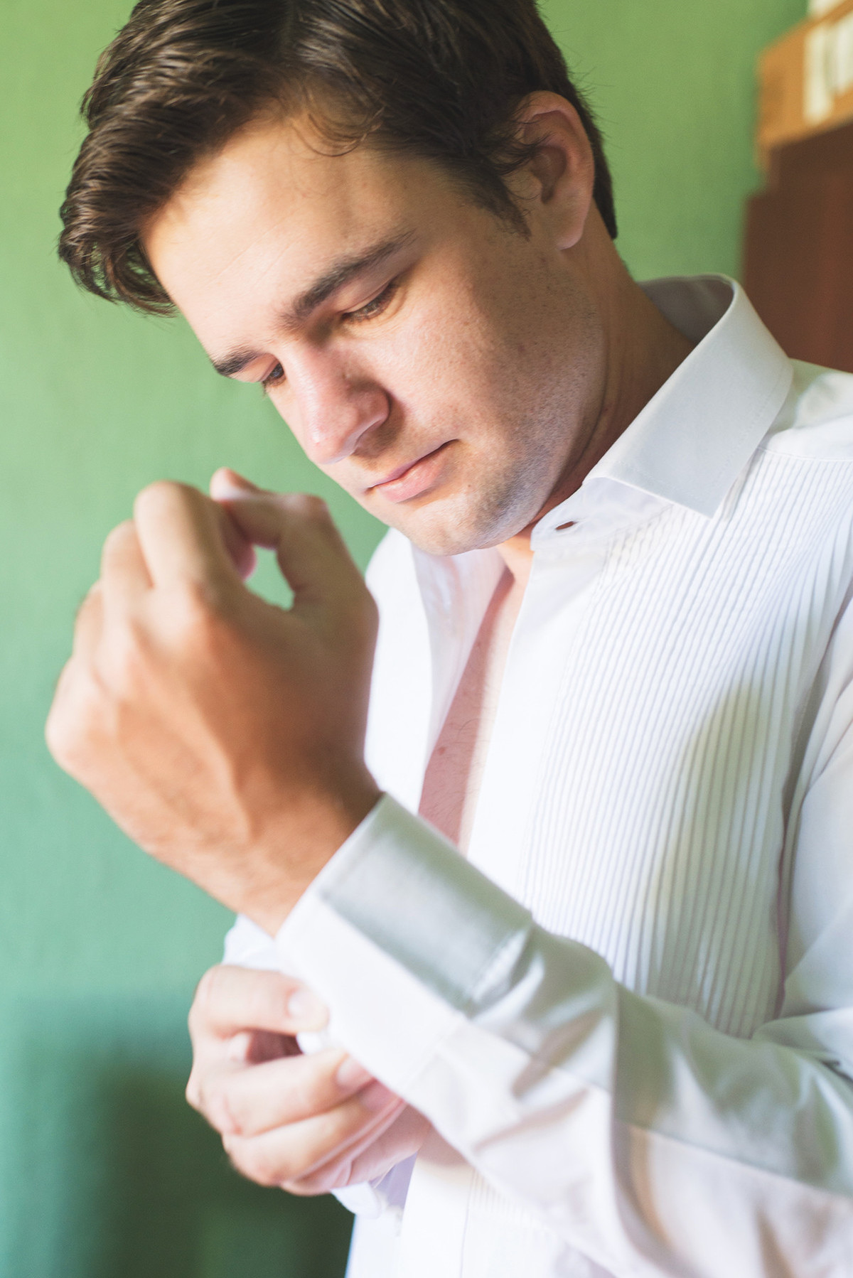 Detalhe do make of do noivo antes da cerimonia de casamento