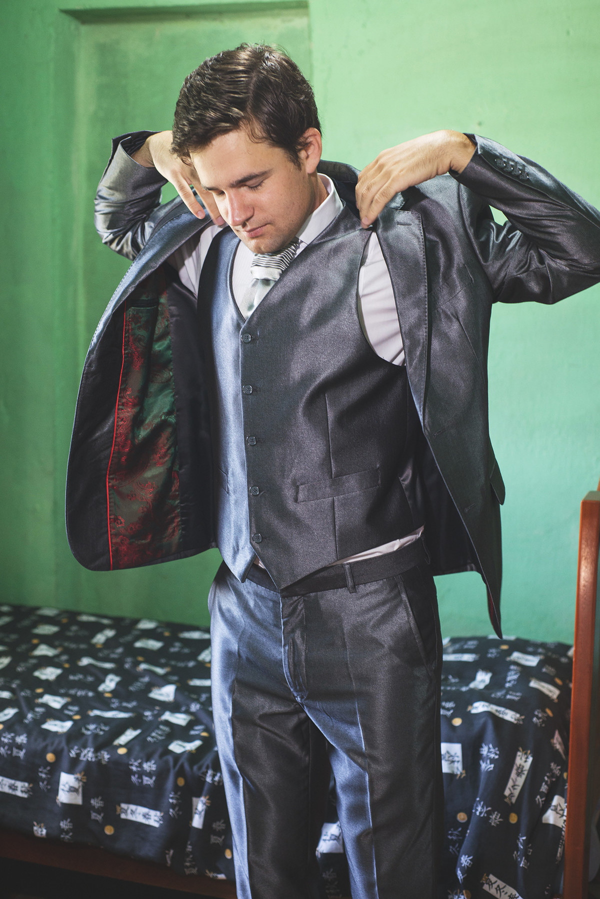 Detalhe do noivo abotoando a manga da camisa  para o casamento