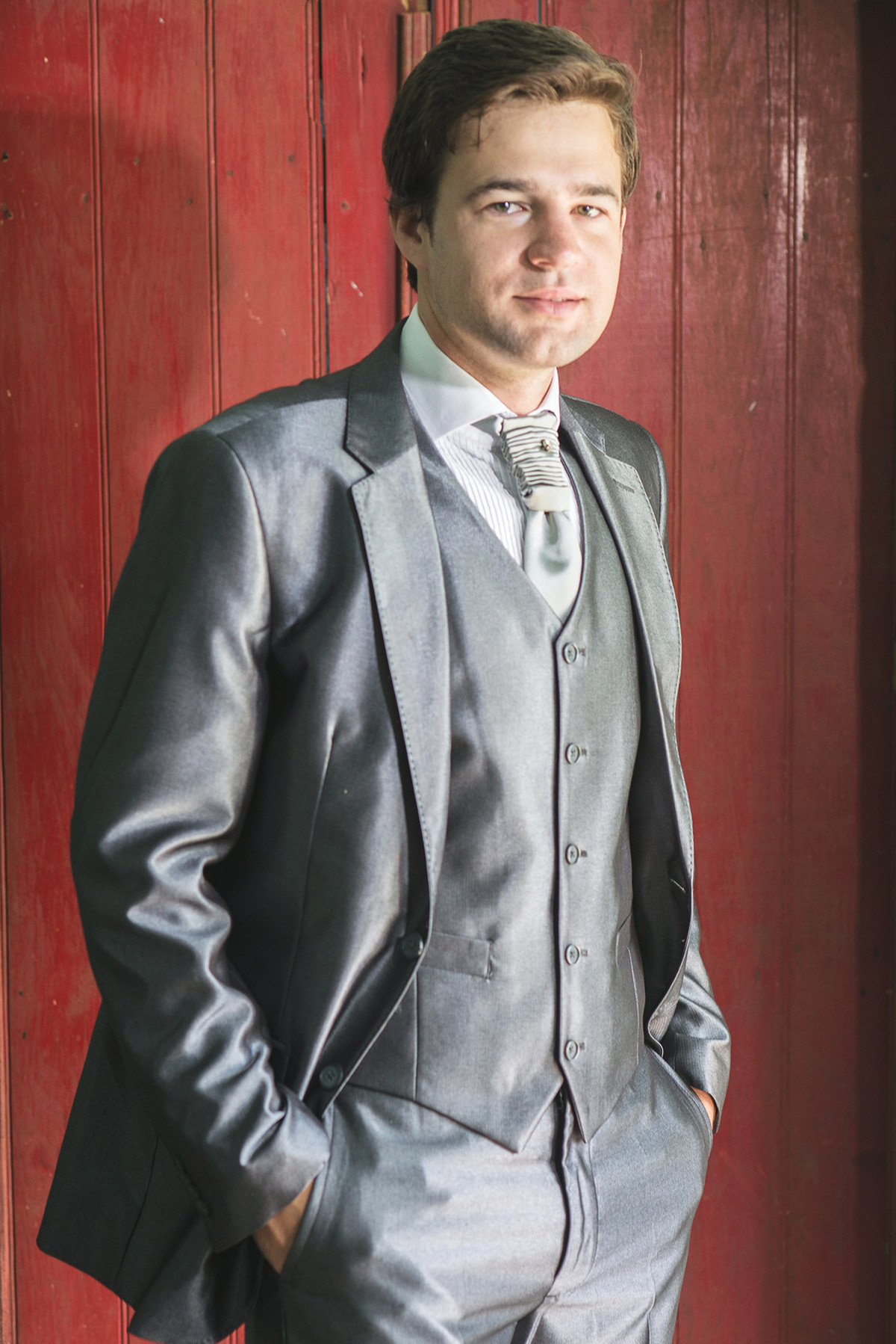 Detalhe do noivo abotoando a manga da camisa  para o casamento