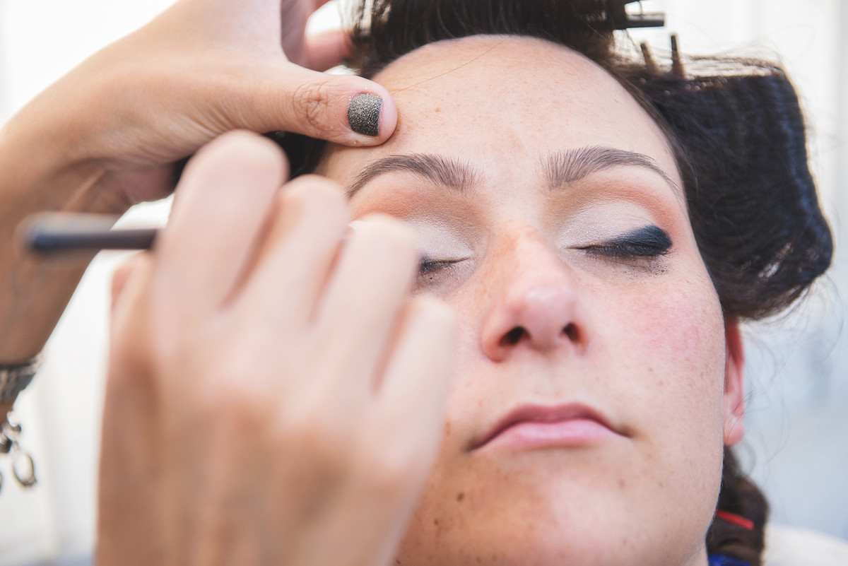 Detalhe da maquiagem da noiva  durante  nos preparativos da noiva para o casamento