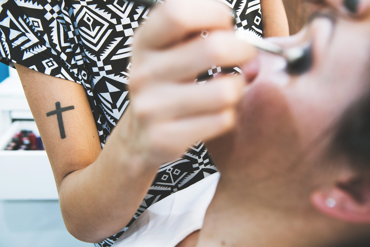Detalhe da maquiagem da noiva  durante  nos preparativos da noiva para o casamento