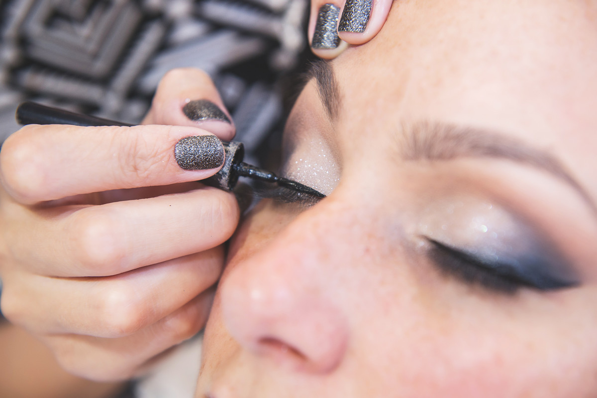 Detalhe da maquiagem da noiva  durante  nos preparativos da noiva para o casamento
