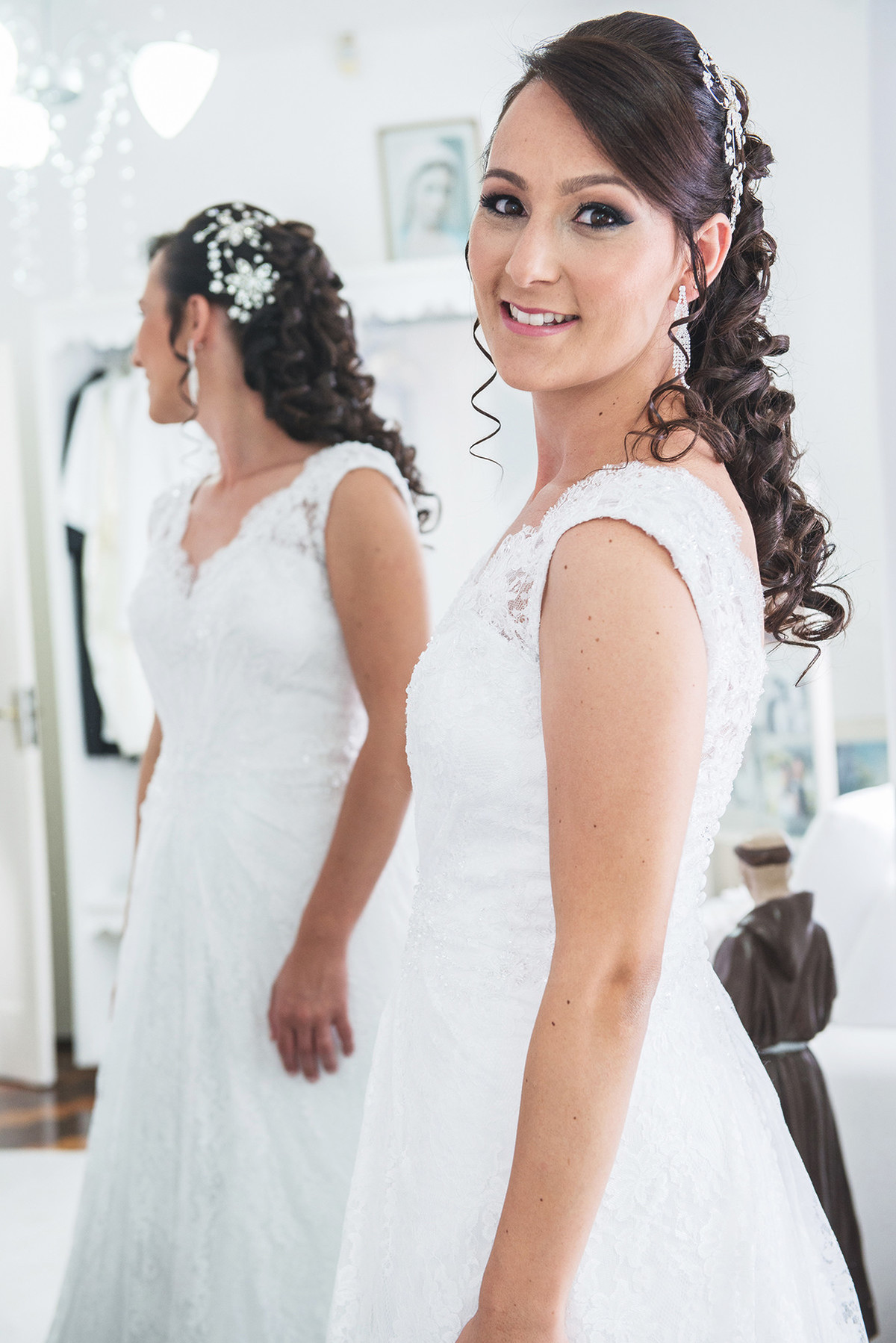 Noiva conferindo o vestido na frente do espelho antes da cerimônia de casamento.