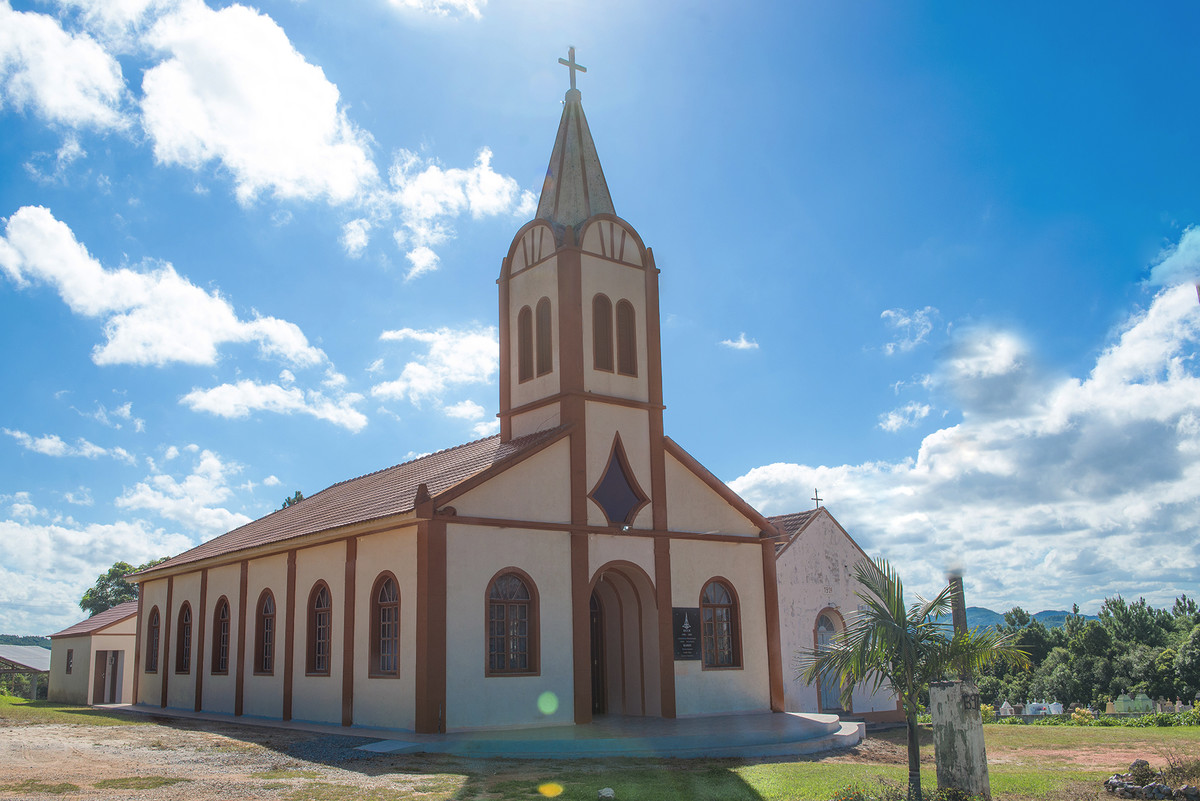 Vista panorâmica da igreja onde será o casamento.