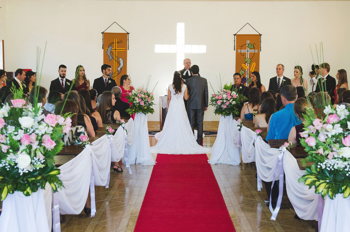 vista de dentro da igreja com noivos no altar durante o casamento.