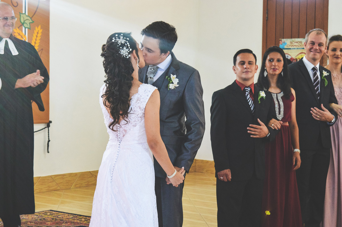 Beijo dos noivos no final da cerimônia de casamento.