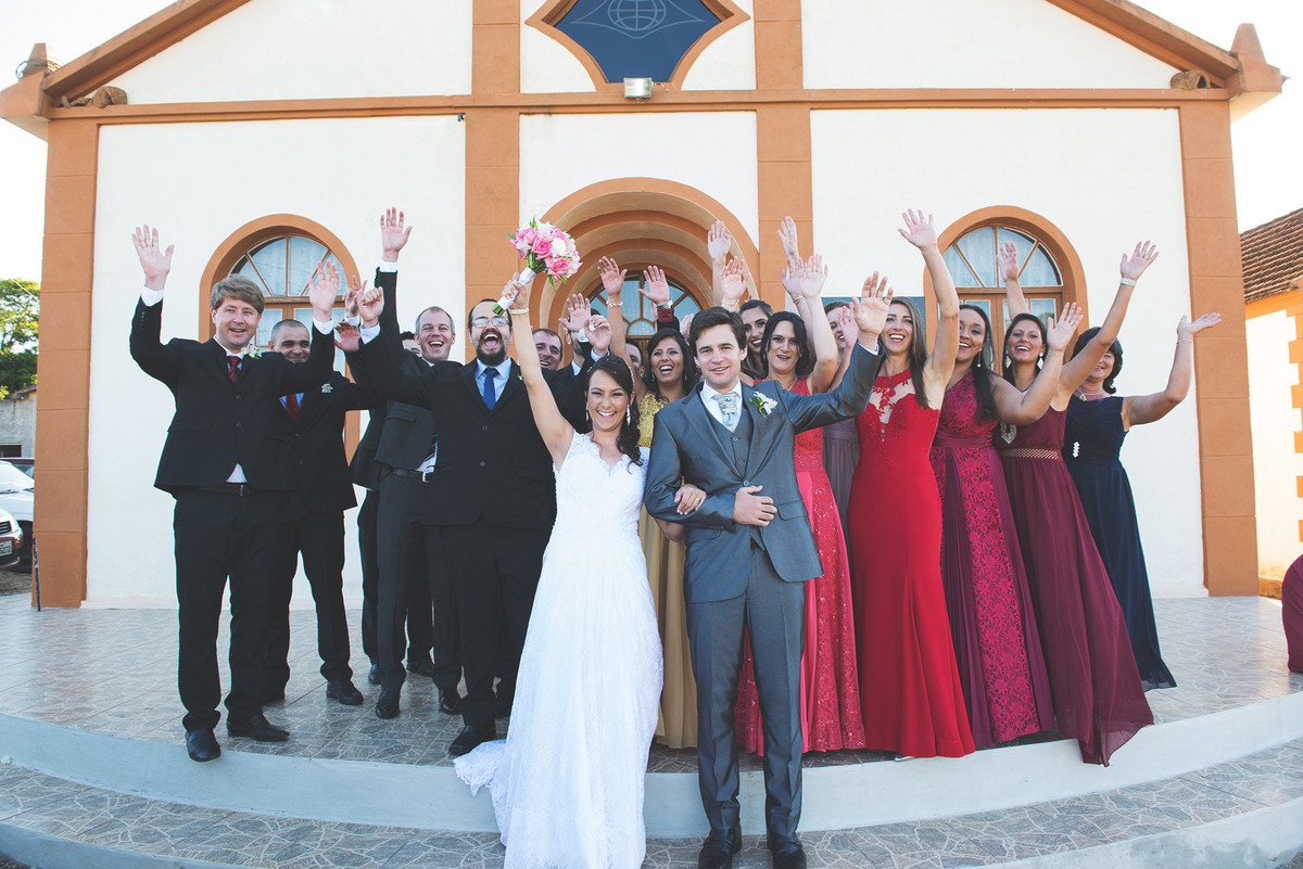 Foto dos noivos com os padrinhos apóso casamento na frente da igreja.