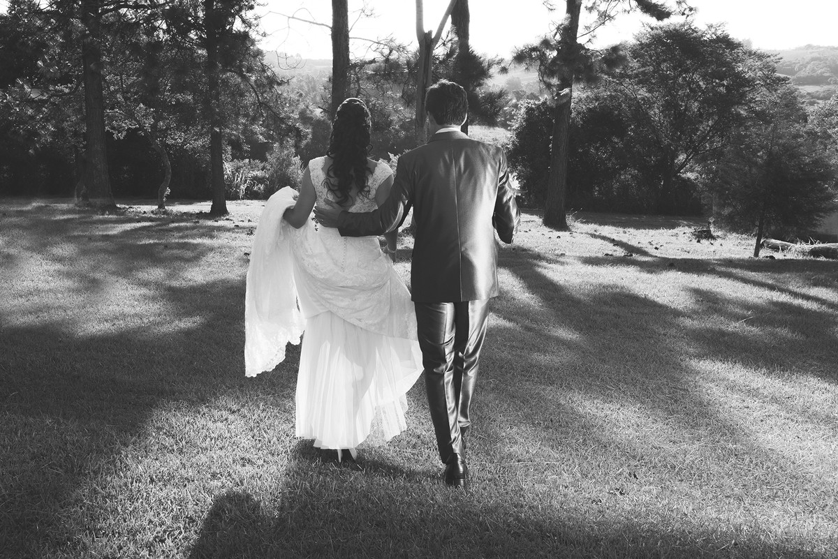 Foto em preoto e branco dos noivos caminhando .