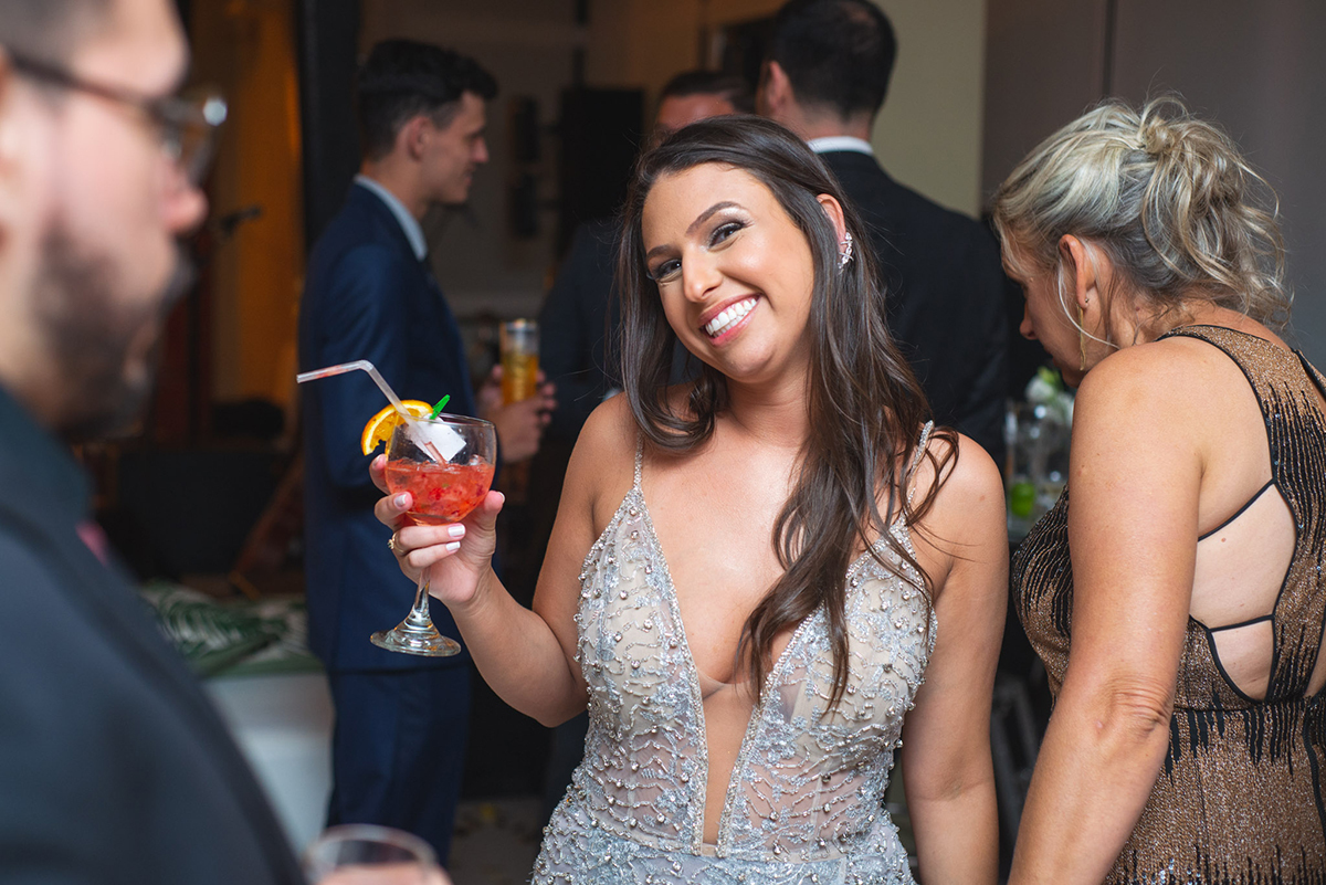 Formanda se divertindo durante a balada na recepção de formatura em medicina em Pelotas. Foto por Marco Moscarelli Fotógrafo Pelotas.