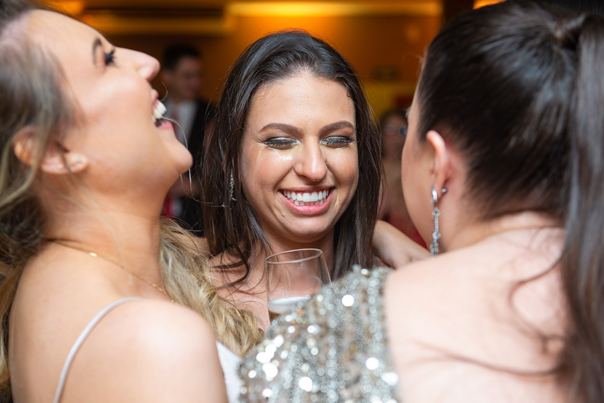 Formanda se divertindo durante a balada na recepção de formatura em medicina em Pelotas. Foto por Marco Moscarelli Fotógrafo Pelotas.