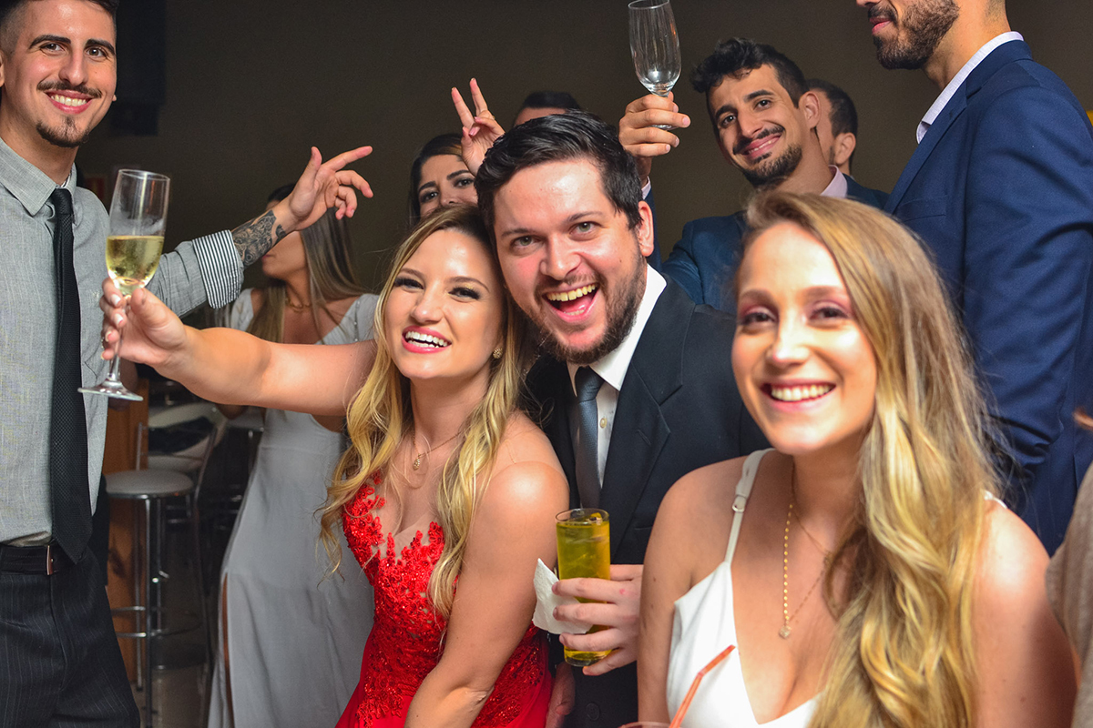 Formanda se divertindo durante a balada na recepção de formatura em medicina em Pelotas. Foto por Marco Moscarelli Fotógrafo Pelotas.