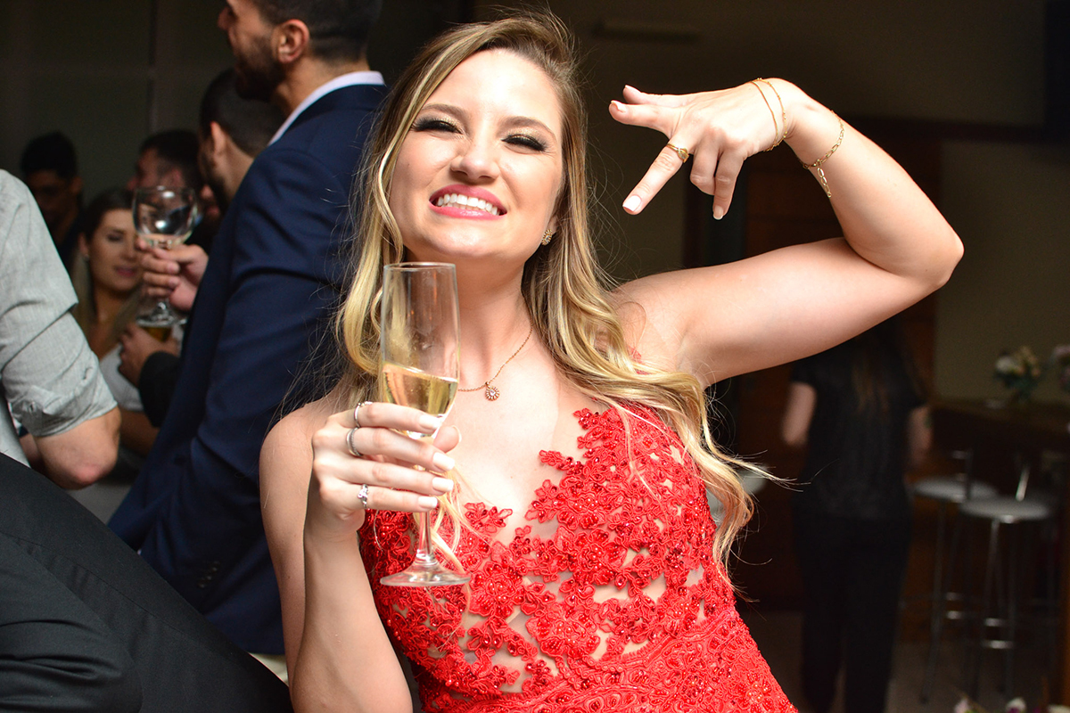 Formanda se divertindo durante a balada na recepção de formatura em medicina em Pelotas. Foto por Marco Moscarelli Fotógrafo Pelotas.