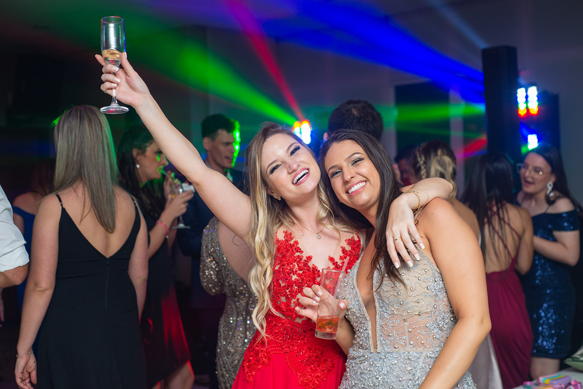 Formandas se divertindo durante a balada na recepção de formatura em medicina em Pelotas. Foto por Marco Moscarelli Fotógrafo Pelotas.