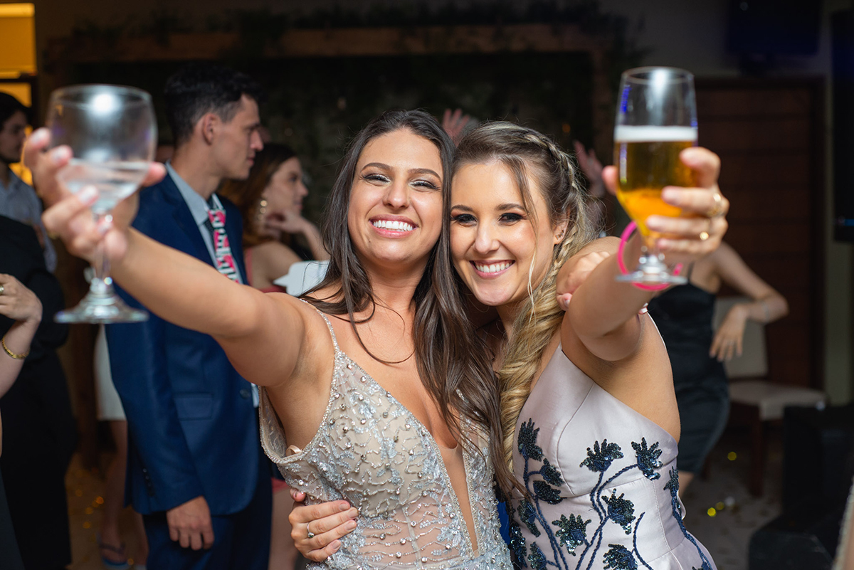 Formanda se divertindo durante a balada na recepção de formatura em medicina em Pelotas. Foto por Marco Moscarelli Fotógrafo Pelotas.