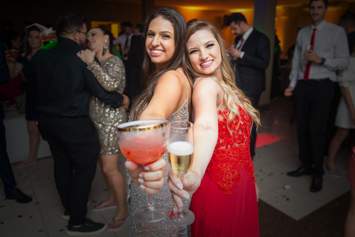 Formanda se divertindo durante a balada na recepção de formatura em medicina em Pelotas. Foto por Marco Moscarelli Fotógrafo Pelotas.