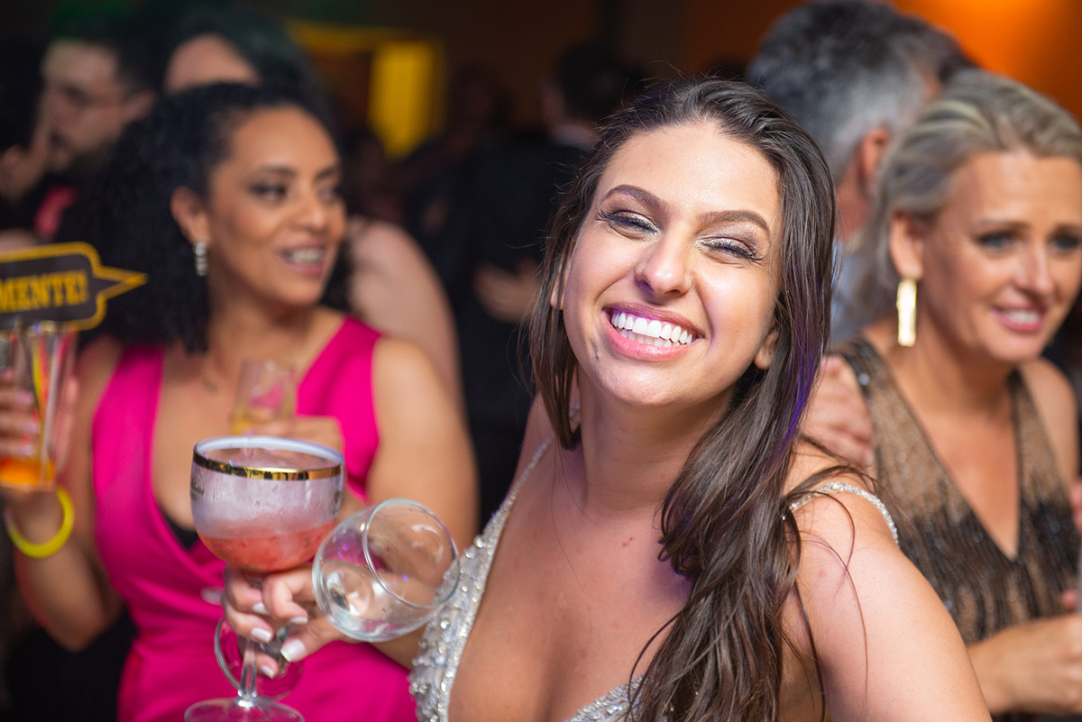 Formanda se divertindo durante a balada na recepção de formatura em medicina em Pelotas. Foto por Marco Moscarelli Fotógrafo Pelotas.