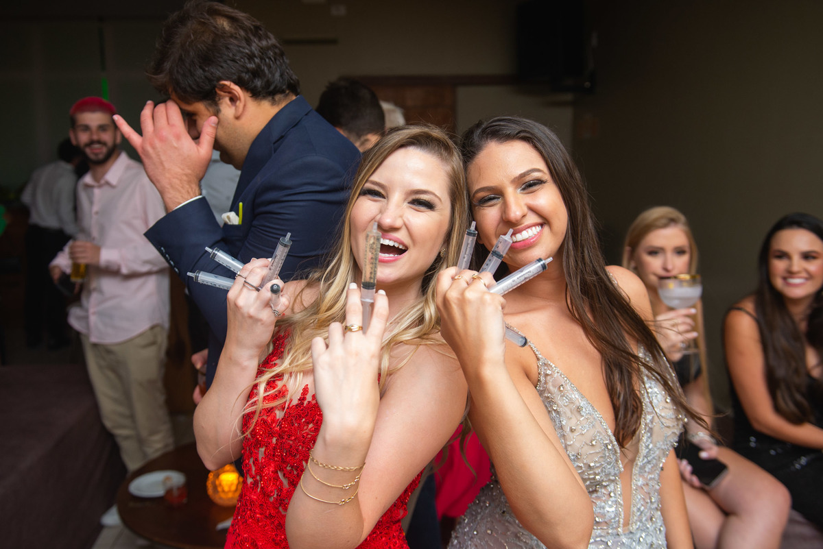 Formanda se divertindo durante a balada na recepção de formatura em medicina em Pelotas. Foto por Marco Moscarelli Fotógrafo Pelotas.