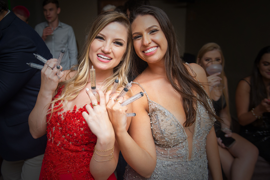 Formanda se divertindo durante a balada na recepção de formatura em medicina em Pelotas. Foto por Marco Moscarelli Fotógrafo Pelotas.