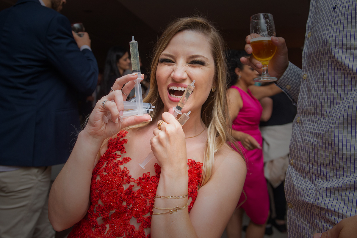 Formanda se divertindo durante a balada na recepção de formatura em medicina em Pelotas. Foto por Marco Moscarelli Fotógrafo Pelotas.