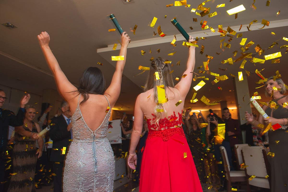 Fotografia das formandas na sua entrada ma recepção de formatura em Medicina em Pelotas. Foto por Marco Moscarelli Fotógrafo Pelotas.