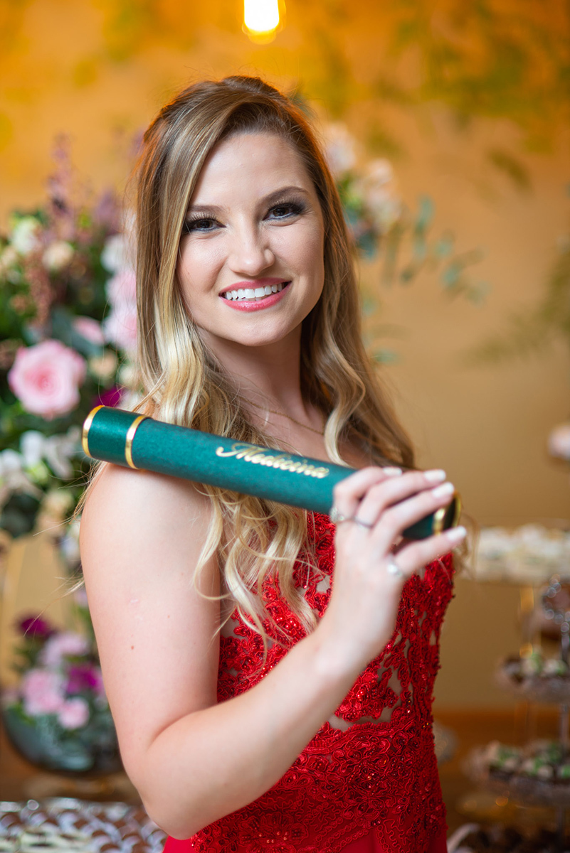 Lindo retrato da formanda no curso de medicina durante a recepção de formatura em medicina em Pelotas. Foto por Marco Moscarelli Fotógrafo Pelotas.