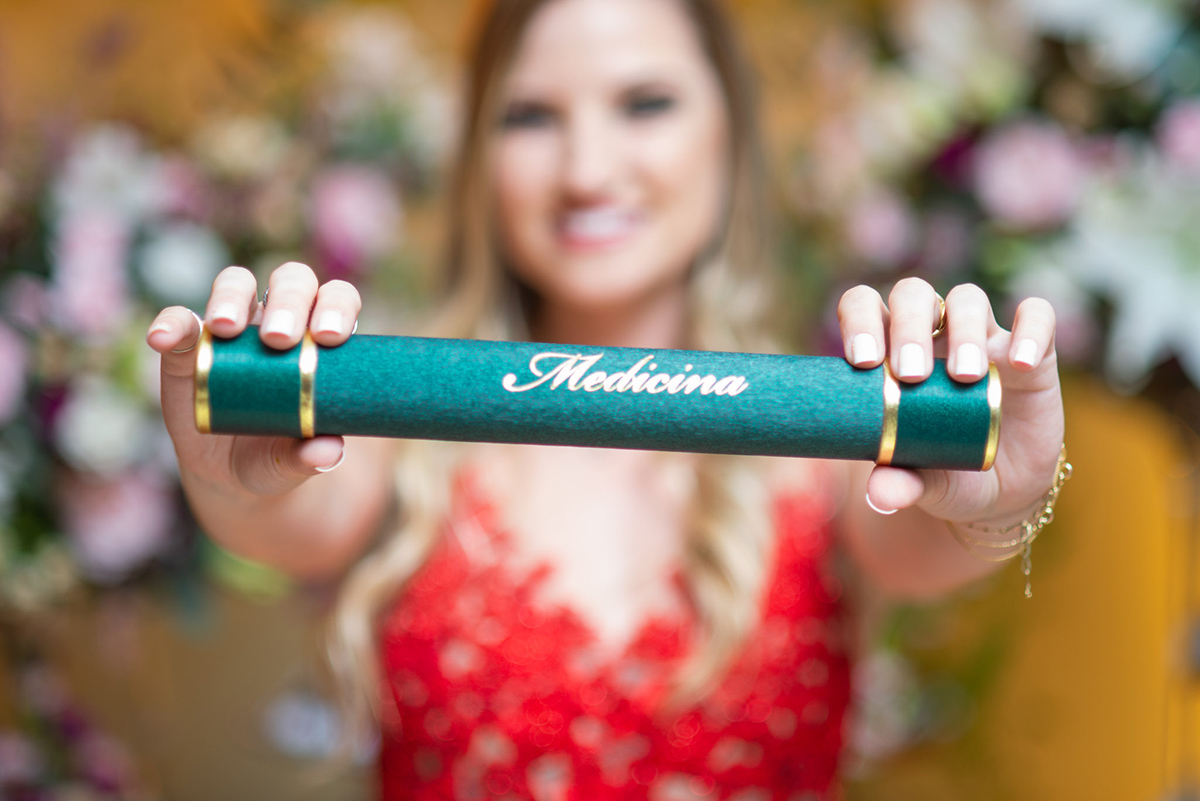 Lindo retrato da formanda no curso de medicina durante a recepção de formatura em medicina em Pelotas. Foto por Marco Moscarelli Fotógrafo Pelotas.