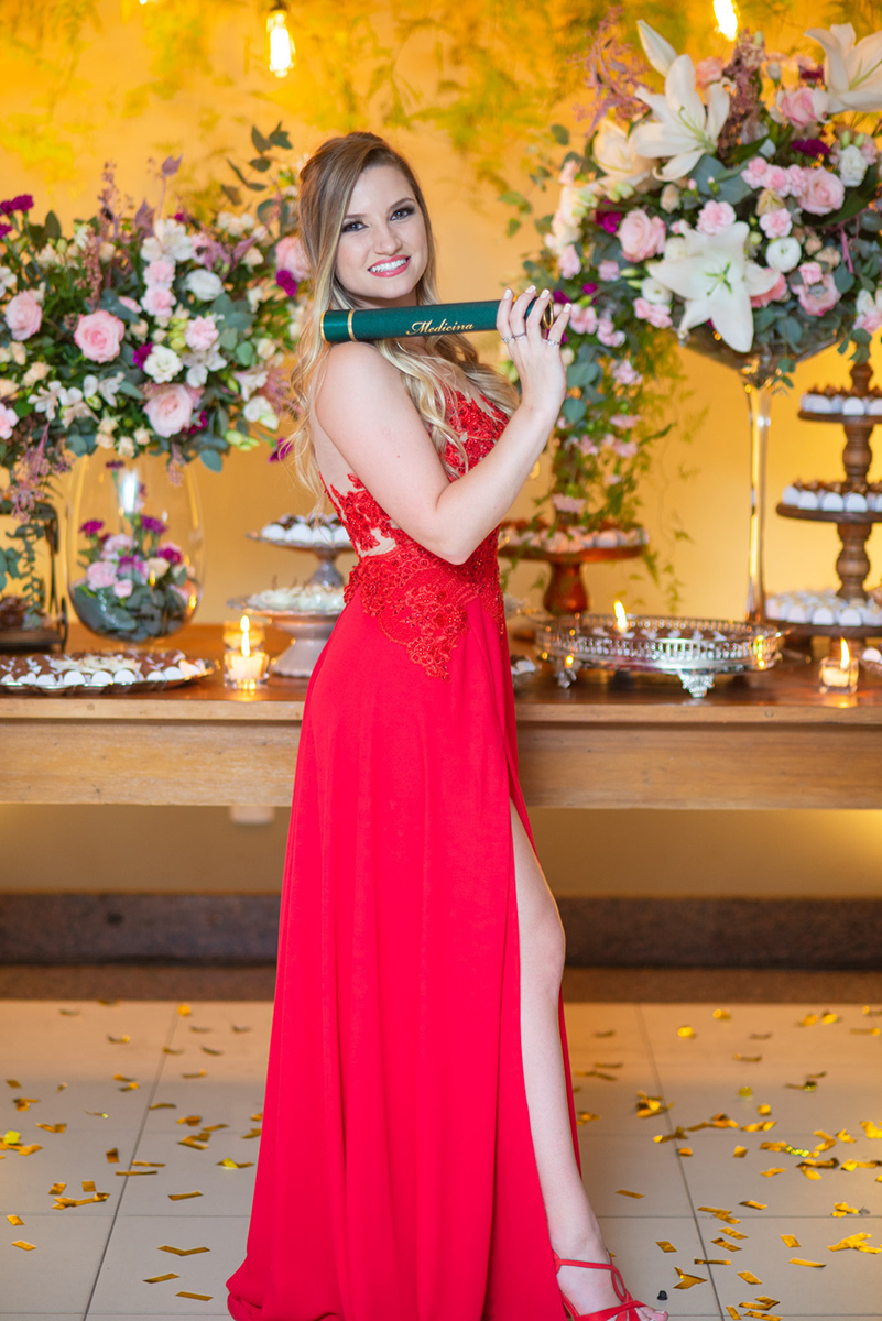 Lindo retrato da formanda no curso de medicina durante a recepção de formatura em medicina em Pelotas. Foto por Marco Moscarelli Fotógrafo Pelotas.