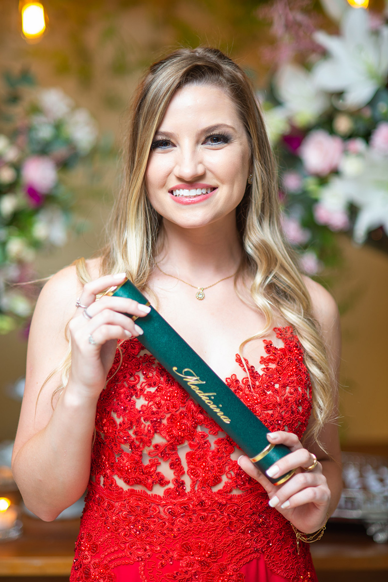 Lindo retrato da formanda no curso de medicina durante a recepção de formatura em medicina em Pelotas. Foto por Marco Moscarelli Fotógrafo Pelotas.