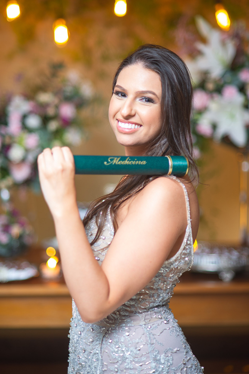 Lindo retrato da formanda no curso de medicina durante a recepção de formatura em medicina em Pelotas. Foto por Marco Moscarelli Fotógrafo Pelotas.