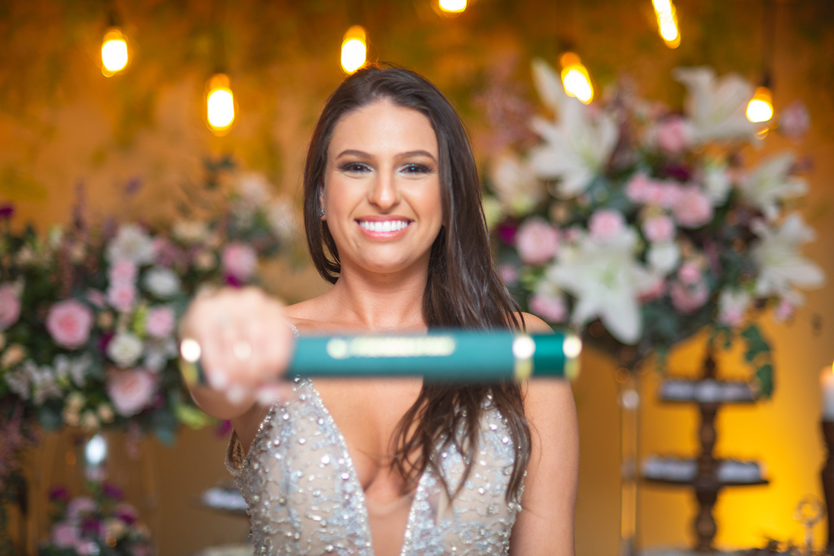 Lindo retrato da formanda no curso de medicina durante a recepção de formatura em medicina em Pelotas. Foto por Marco Moscarelli Fotógrafo Pelotas.