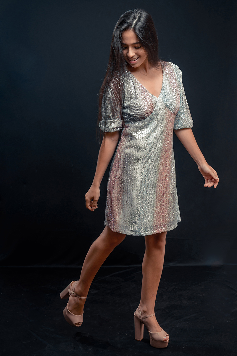 Modelo posando para editorial de moda em estúdio fotográfico. Foto por Marco Moscarelli Fotógrafo Pelotas.