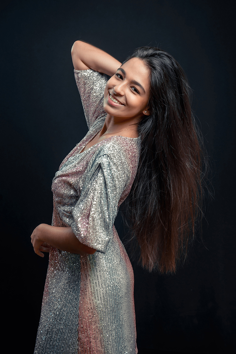 Modelo posando para editorial de moda em estúdio fotográfico. Foto por Marco Moscarelli Fotógrafo Pelotas.