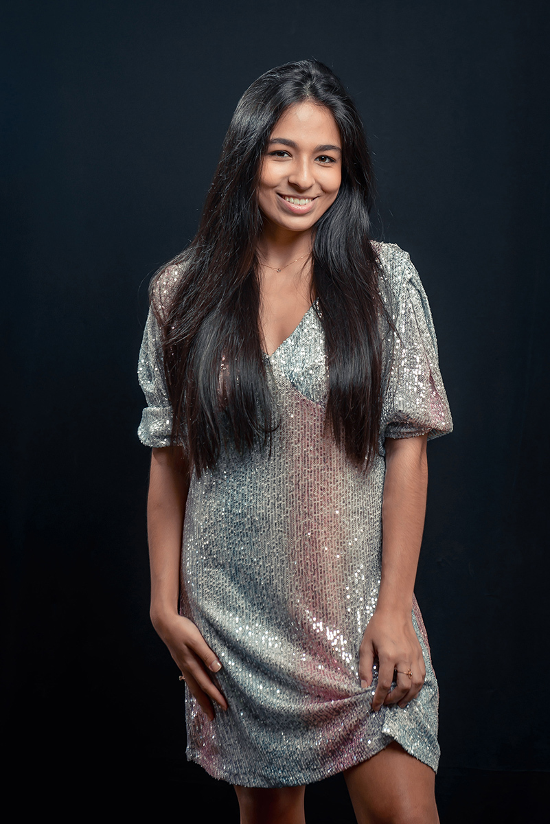 Modelo posando para editorial de moda em estúdio fotográfico. Foto por Marco Moscarelli Fotógrafo Pelotas.