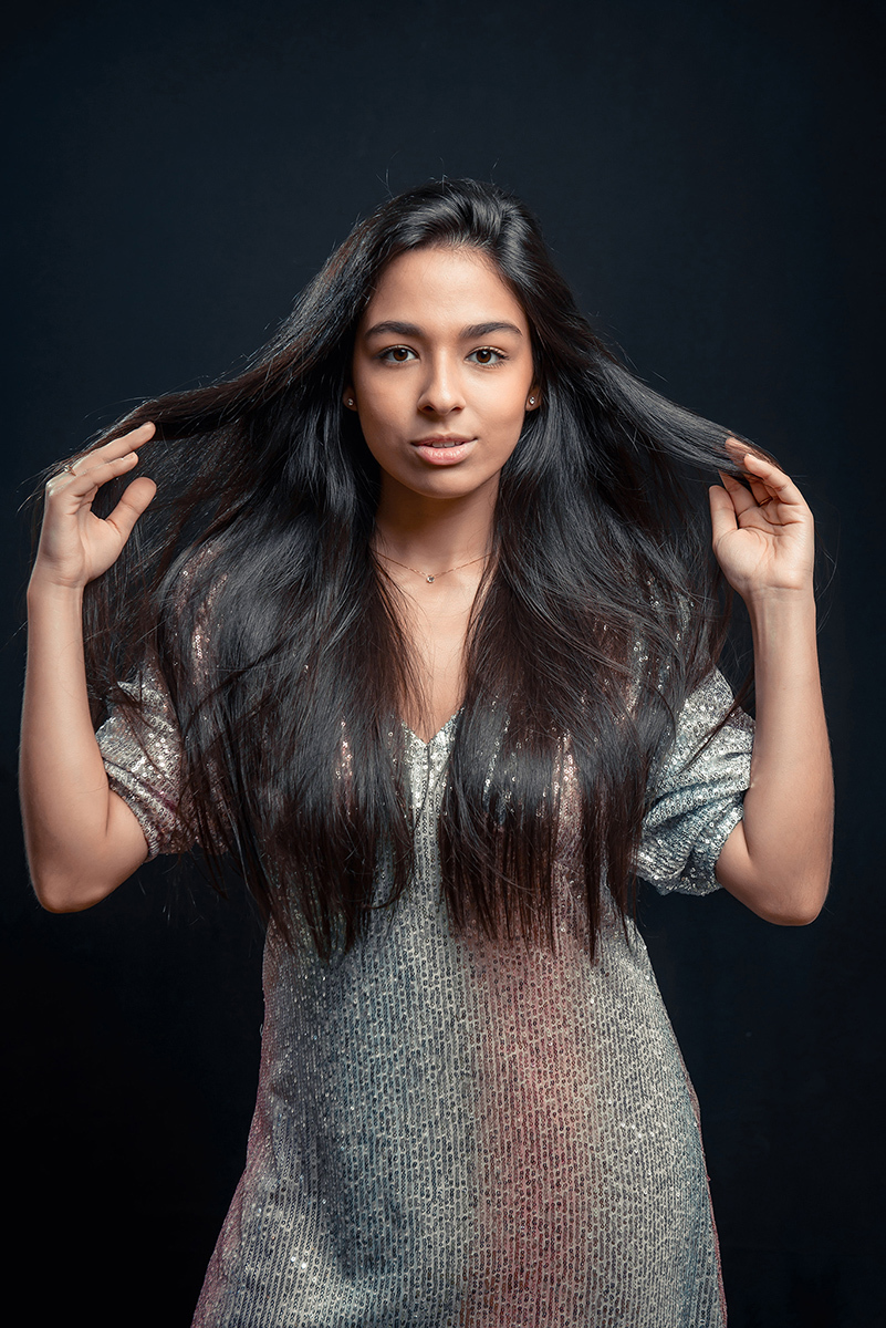 Modelo posando para editorial de moda em estúdio fotográfico. Foto por Marco Moscarelli Fotógrafo Pelotas.