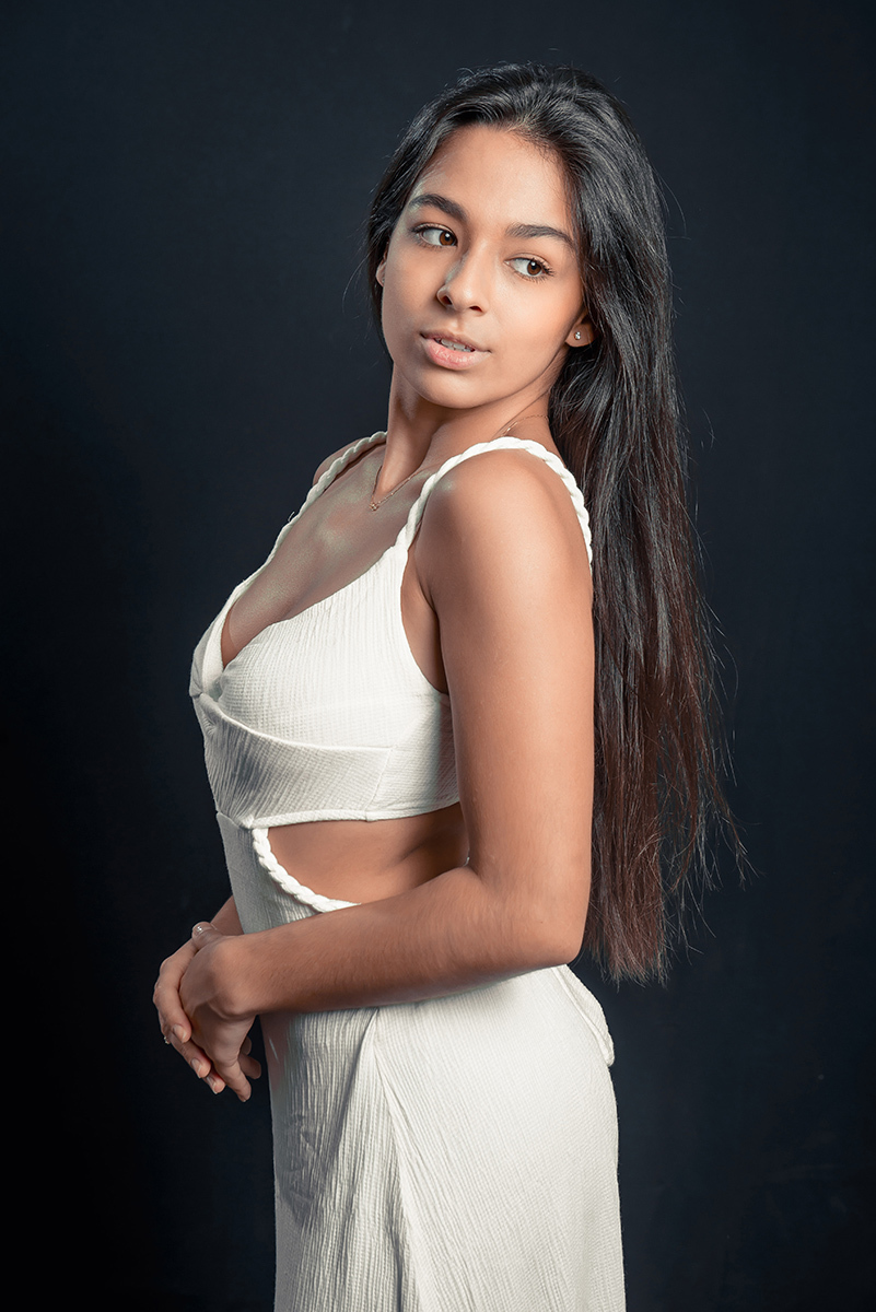 Modelo posando para editorial de moda em estúdio fotográfico. Foto por Marco Moscarelli Fotógrafo Pelotas.