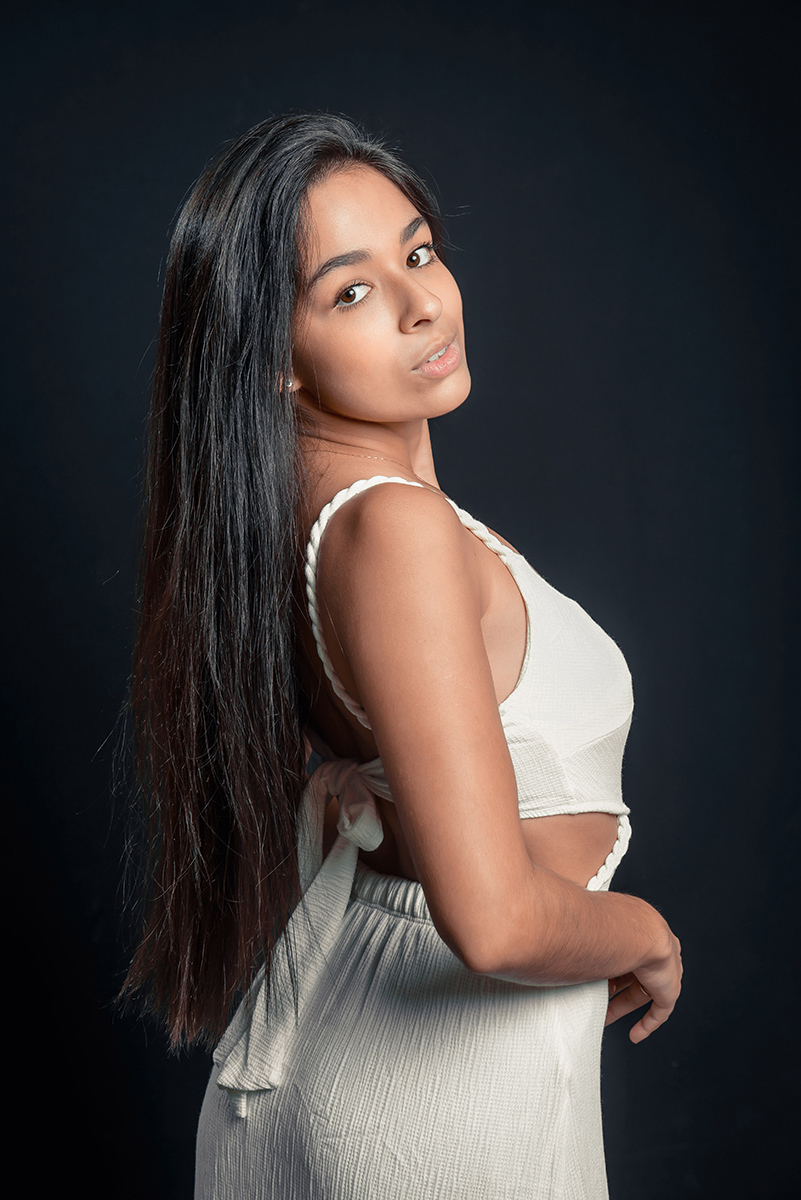 Modelo posando para editorial de moda em estúdio fotográfico. Foto por Marco Moscarelli Fotógrafo Pelotas.