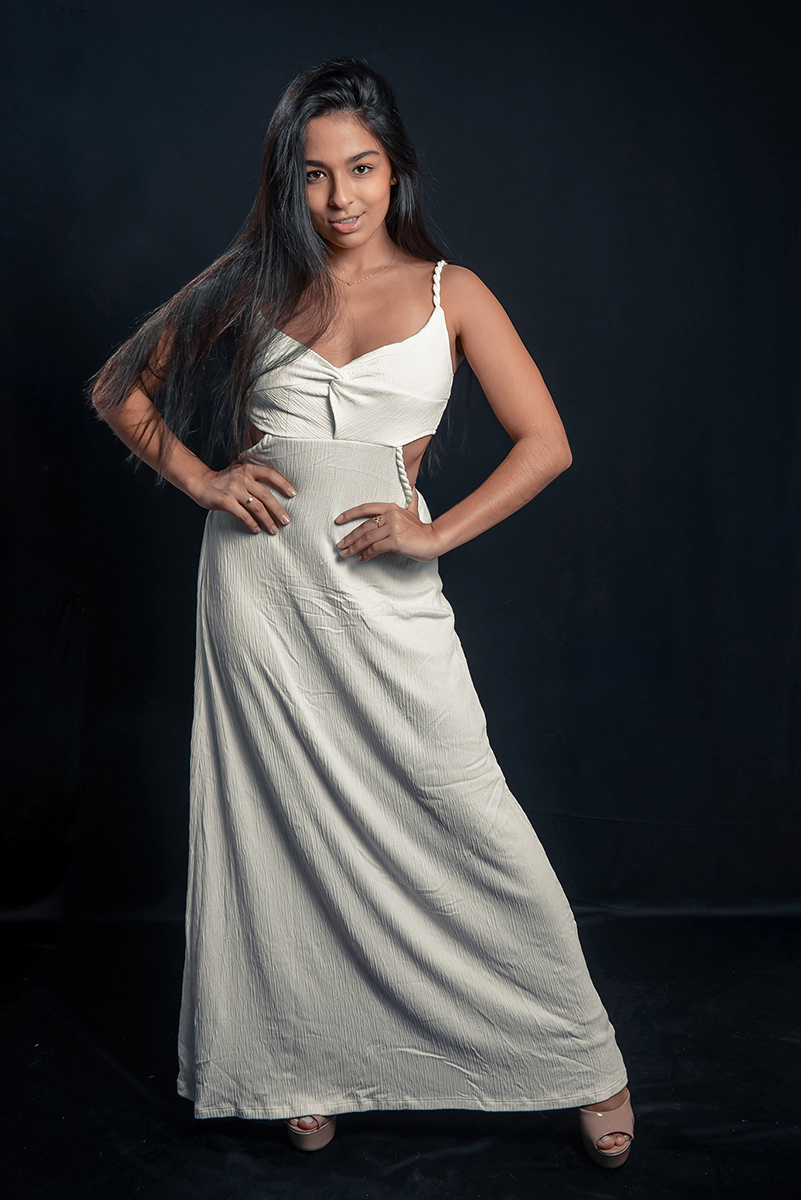 Modelo posando para editorial de moda em estúdio fotográfico. Foto por Marco Moscarelli Fotógrafo Pelotas.