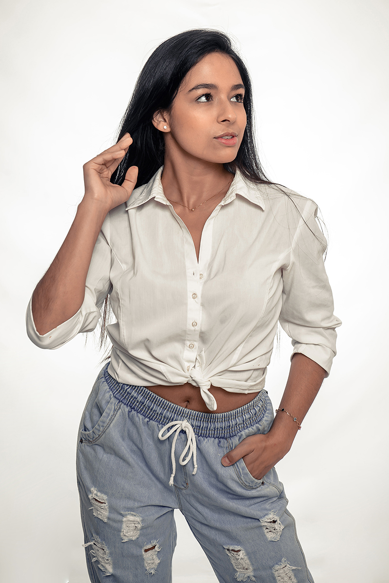 Modelo posando para editorial de moda em estúdio fotográfico. Foto por Marco Moscarelli Fotógrafo Pelotas.