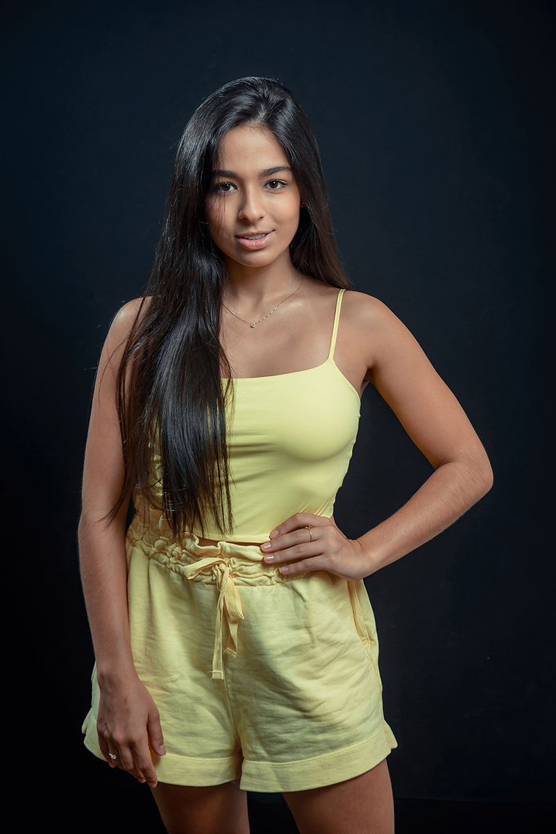 Modelo posando para editorial de moda em estúdio fotográfico. Foto por Marco Moscarelli Fotógrafo Pelotas.