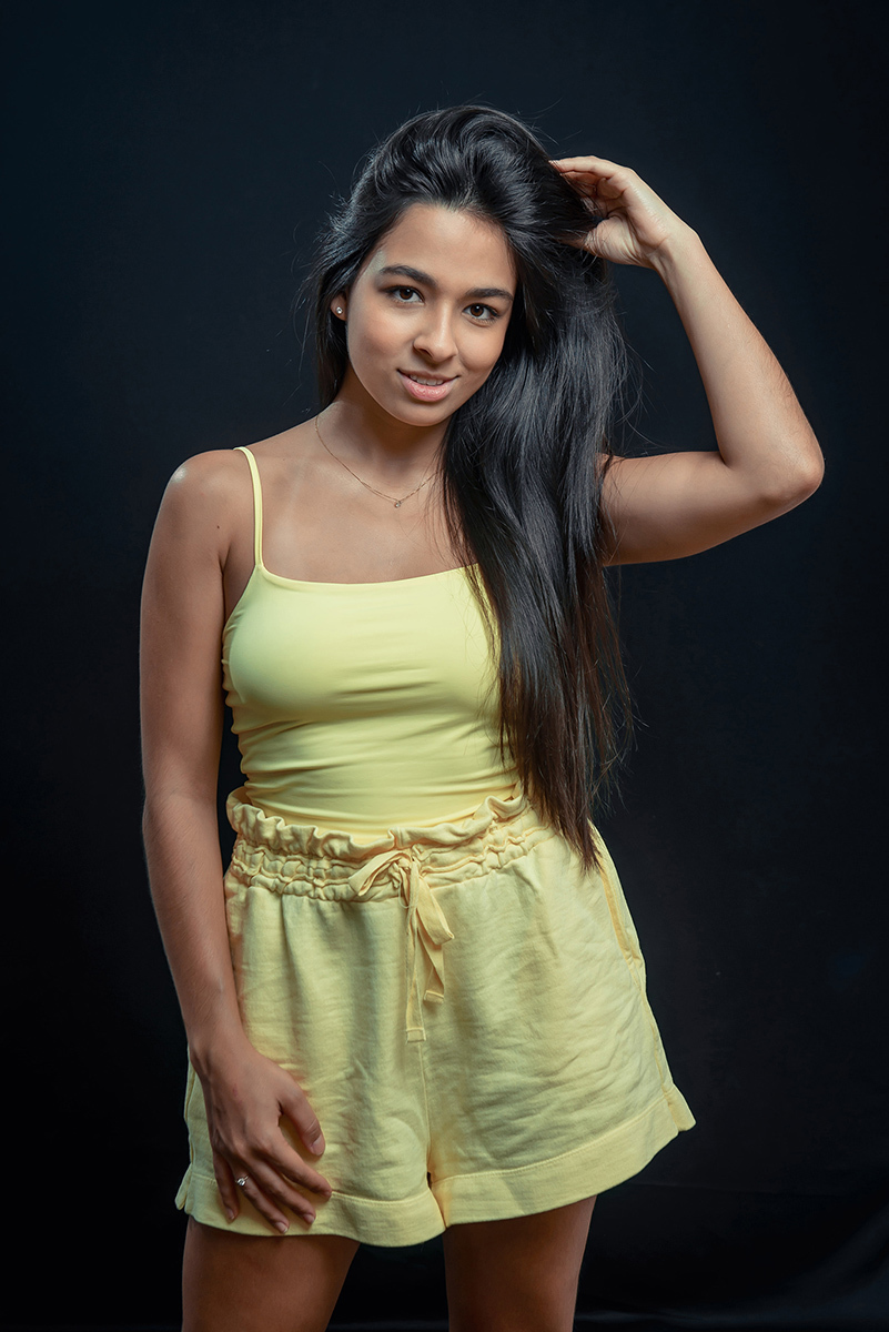 Modelo posando para editorial de moda em estúdio fotográfico. Foto por Marco Moscarelli Fotógrafo Pelotas.