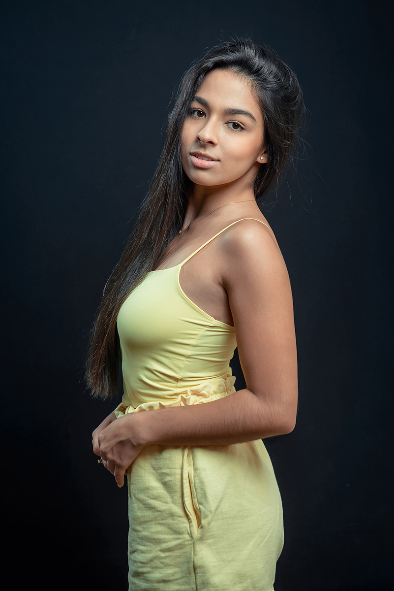 Modelo posando para editorial de moda em estúdio fotográfico. Foto por Marco Moscarelli Fotógrafo Pelotas.