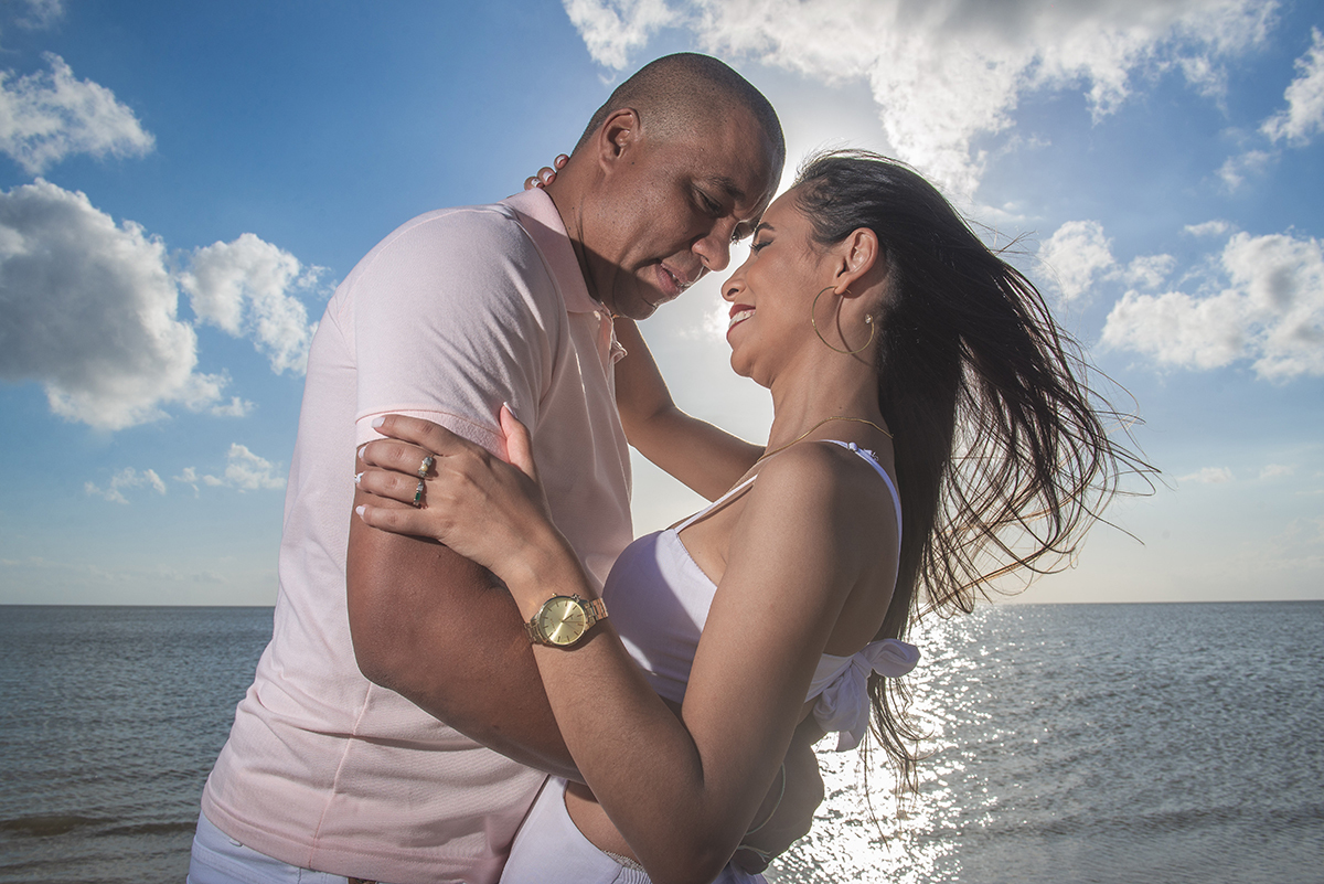 Casal em momento lindo durante seu ensaio de casal na praia da caiplha.Casal caminhando de mãos dadas pela praia durante seu ensaio pré wedding na praia da capilha. Foto por Marco Moscarelli Fotógrafo Pelotas.