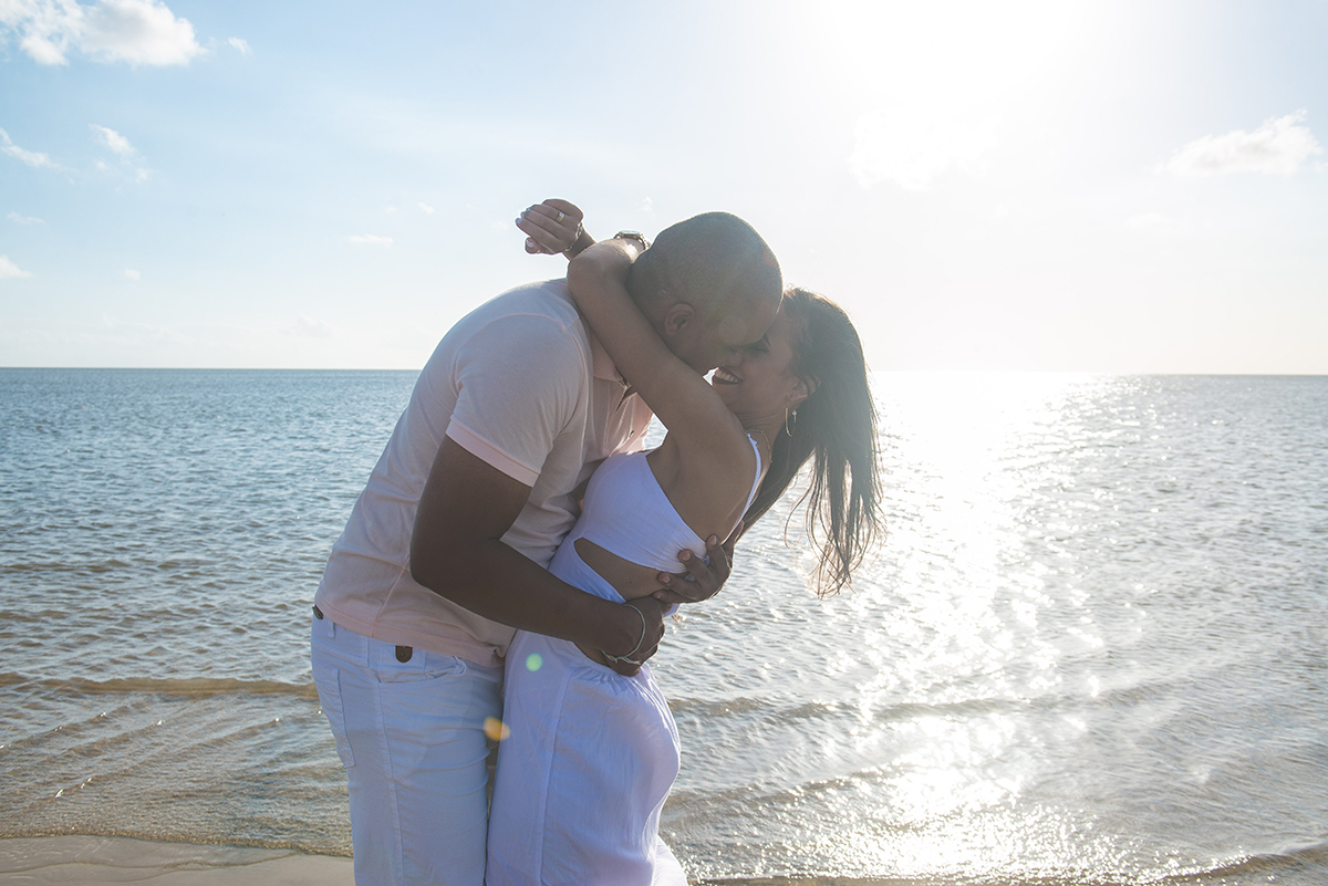 Casal em momento lindo durante seu ensaio de casal na praia da caiplha. Foto por Marco Moscarelli Fotógrafo Pelotas. 
