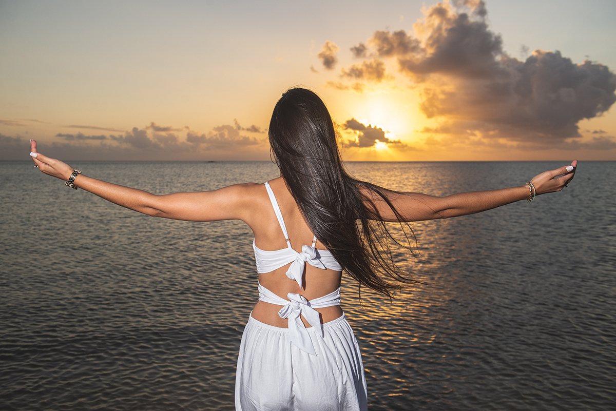 Casal em momento lindo ao por do sol em contra luz  durante seu ensaio de casal na praia da caiplha. Foto por Marco Moscarelli Fotógrafo Pelotas
