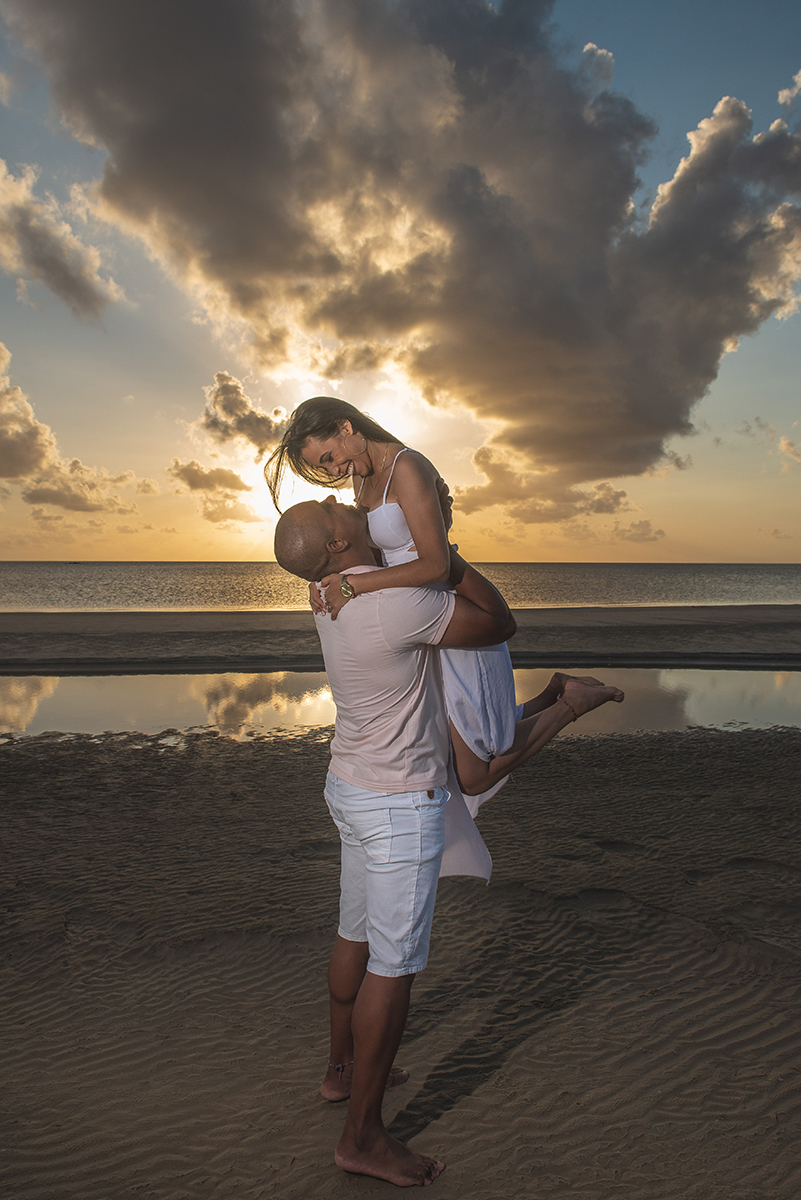 Casal em momento lindo ao por do sol em contra luz  durante seu ensaio de casal na praia da caiplha. Foto por Marco Moscarelli Fotógrafo Pelotas
